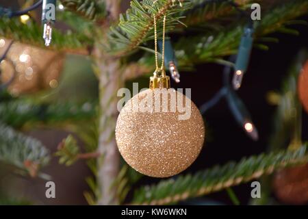 Golden Christmas Ornament auf Weihnachten Stockfoto