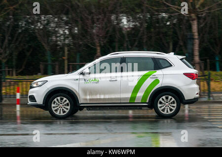 Sie schoss der SAIC Roewe eRX 5 EV400-Akku Elektroauto in Pudong angetrieben durch die Car Sharing scheme EVcard angeboten. Stockfoto