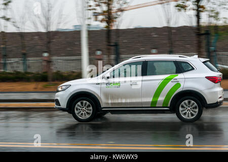 Sie schoss der SAIC Roewe eRX 5 EV400-Akku Elektroauto in Pudong angetrieben durch die Car Sharing scheme EVcard angeboten. Stockfoto