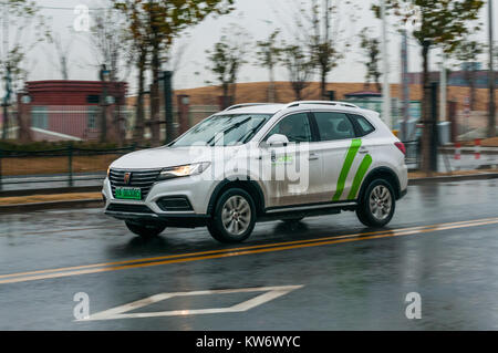 Sie schoss der SAIC Roewe eRX 5 EV400-Akku Elektroauto in Pudong angetrieben durch die Car Sharing scheme EVcard angeboten. Stockfoto