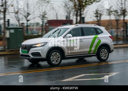 Sie schoss der SAIC Roewe eRX 5 EV400-Akku Elektroauto in Pudong angetrieben durch die Car Sharing scheme EVcard angeboten. Stockfoto