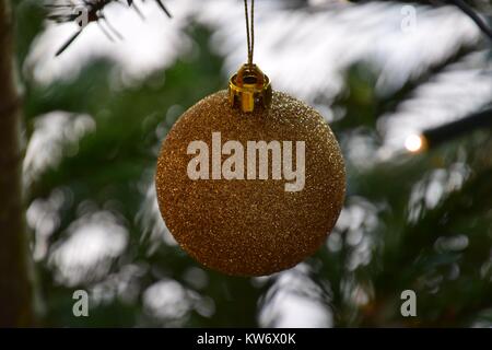 Glitzernden goldenen Kugel am Weihnachtsbaum dekoriert Stockfoto