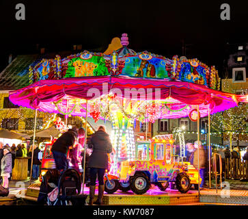 PFAFFENHOFEN, Deutschland - Mai 17: Beleuchtete Merry-go-round auf dem Weihnachtsmarkt markted in Pfaffenhofen, Deutschland am November 17, 2017. Stockfoto