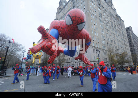 NEW YORK, NEW YORK - November 27: Spider-Man Ballon nimmt an der 88. jährlichen Macy's Thanksgiving Day Parade am 27. November 2014 in New York City, New York, Leute: Spider-Man Ballon Stockfoto