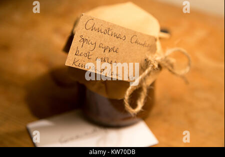 Handschriftliche Weihnachtsgeschenk tag auf Glas hausgemachten würzige Apfel Chutney, Großbritannien Stockfoto