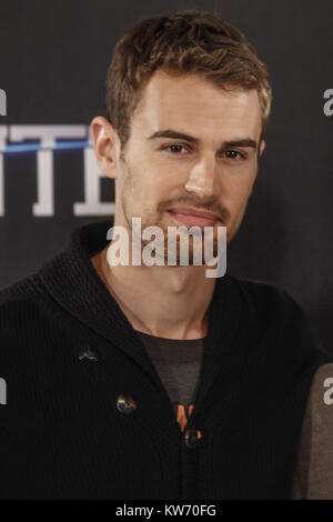 MADRID, Spanien - April 03: Theo James besuchen sie ein Fotoshooting für "ivergent in der Villa Magna Hotel am 3. April 2014 in Madrid, Spanien. Personen: Theo James Stockfoto