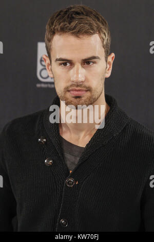 MADRID, Spanien - April 03: Theo James besuchen sie ein Fotoshooting für "ivergent in der Villa Magna Hotel am 3. April 2014 in Madrid, Spanien. Personen: Theo James Stockfoto