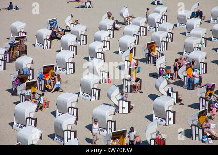 Die Liegen am Strand in der Nähe der Seebrücke Sellin, Insel Rügen, Mecklenburg-Vorpommern, Ostsee, Deutschland, Europa Stockfoto