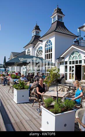 Die Leute im Restaurant auf der Seebrücke von Sellin, Insel Rügen, Mecklenburg-Vorpommern, Ostsee, Deutschland, Europa Stockfoto