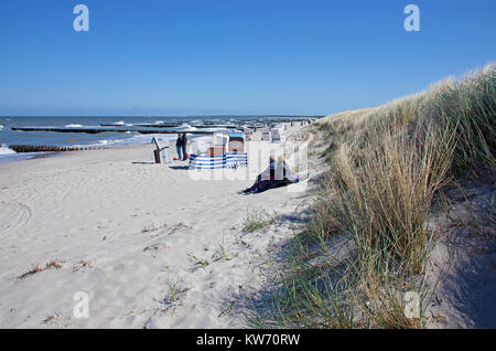 Menschen am Strand, Ahrenshoop, Ostsee, Fishland, Mecklenburg-Vorpommern, Deutschland, Europa Stockfoto