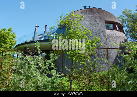 Modernes Design House, strohgedeckte Haus im Dorf Ahrenshoop, Fishland, Mecklenburg-Vorpommern, Ostsee, Deutschland, Europa Stockfoto