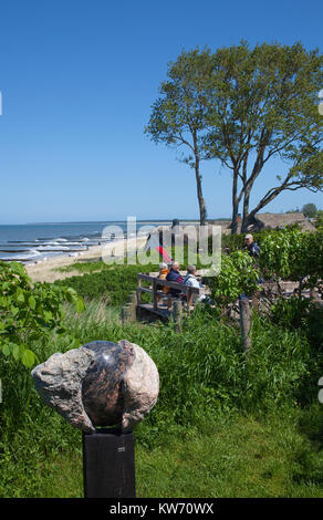 Erratische Block am Aussichtspunkt "Hohes Ufer", strohgedeckten Häusern mit Blick auf die Ostsee, Ahrenshoop, Fishland, Mecklenburg-Vorpommern, Deutschland Stockfoto