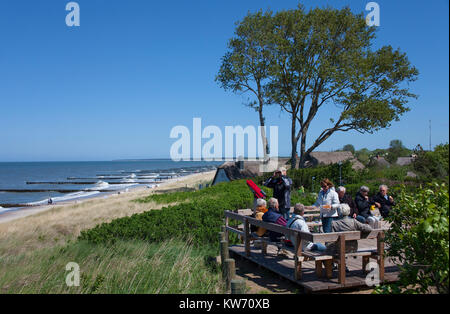 Touristen am Aussichtspunkt "Hohes Ufer", strohgedeckten Häusern mit Blick auf die Ostsee, Ahrenshoop, Fishland, Mecklenburg-Vorpommern, Deutschland Stockfoto