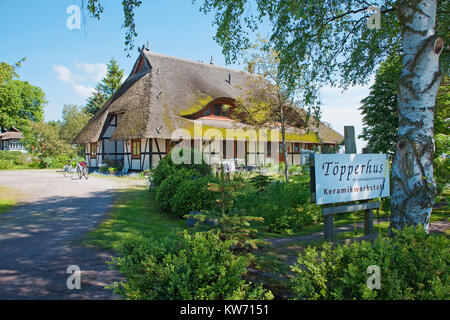 Toepperhus (Keramik), strohgedeckte Haus in Niehagen, Ahrenshoop, Fischland, Mecklenburg-Vorpommern, Ostsee, Deutschland, Europa Stockfoto