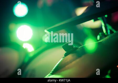 Elektronische Trommel mit Zimbeln und verschwommenes Bühne leuchtet auf einem Hintergrund Stockfoto