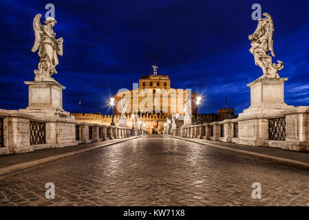 Nachtansicht von Castel Sant'Angelo, das Mausoleum des Hadrian, in Rom, Latium, Italien Stockfoto