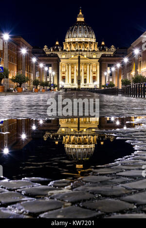 Via della Conciliazione mit Petersdom im Hintergrund, Rom, Latium, Italien Stockfoto