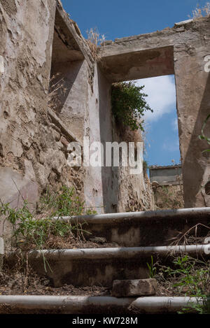 Gebrochen und bewachsene Treppe in einem verlassenen Bauernhof in der Marche, Italien Stockfoto