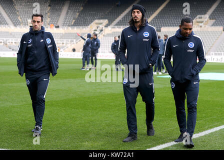 Brighton & Hove Albion Sam Baldock (links) Ezequiel Schelotto und Jose Izquierdo (rechts) während der pre-match aufwärmen, bevor die Premier League Match im St James' Park, Newcastle. Stockfoto