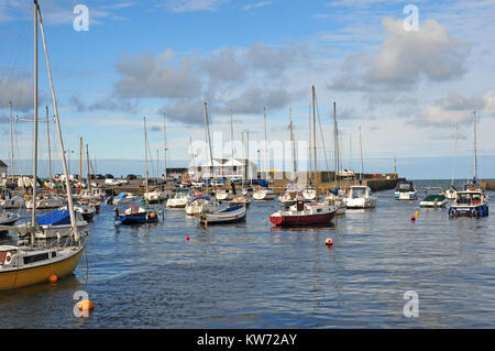 Boote im Hafen an. Aberaeron, Ceredigion, Wales. Stockfoto