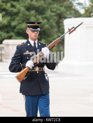 Grab der Unbekannten, den Nationalfriedhof Arlington, USA. Soldat der Guard Stockfoto