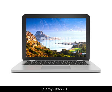 Silber Laptop Computer mit Bildschirm, Kos griechische Insel Landschaft auf weißem Hintergrund 3D Illustration, Vorderansicht Stockfoto