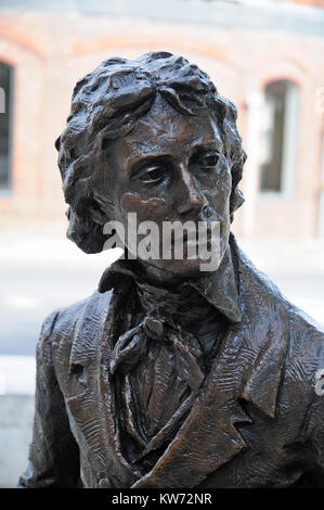 In der Nähe der Skulptur von John Keats von Vincent Grau. Eastgate Square, Chichester. Stockfoto