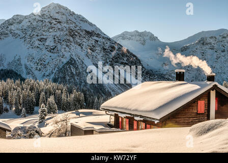 Blockhaus im Skigebiet Arosa im Winter, Graubünden, Schweiz Stockfoto