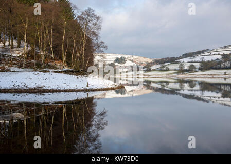 Schönen winter Morgen im Ladybower Reservoir in der Derwent Valley, Peak District, Derbyshire, England. Stockfoto