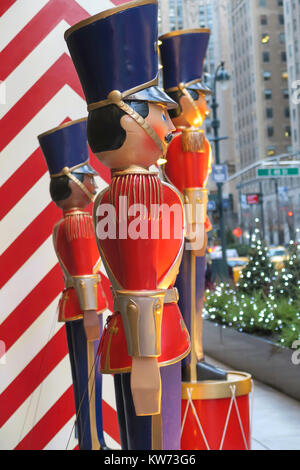 Soldat Urlaub Dekorationen an der UBS Gebäude auf der Park Avenue, New York, USA Stockfoto