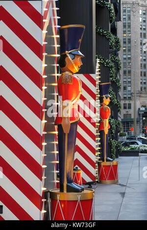 Soldat Urlaub Dekorationen an der UBS Gebäude auf der Park Avenue, New York, USA Stockfoto