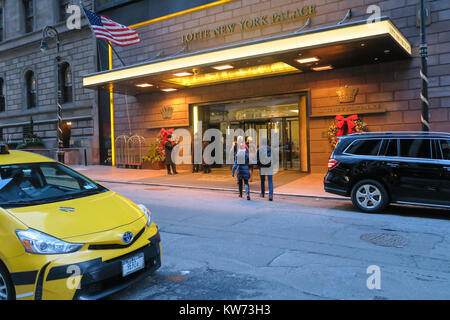 Eingang des Lotte New York Palace Hotel, Ferienzeit in New York City Stockfoto