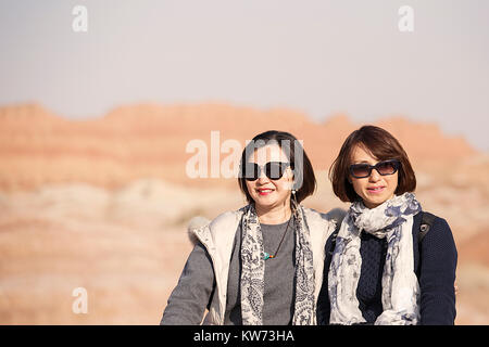 Zhangye, China - Oktober 15,2017: Frauen Touristen genießen die Landschaft Der zhangye danxia geologischen Park, China. Stockfoto