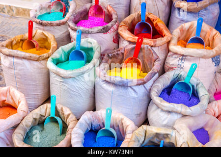 Bunte chemische Farbstoffe und Pigmente Pulver in Säcken Stockfoto