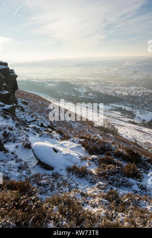 Schnee bedeckte verlassene Mühlstein auf Derwent Kante im Peak District, Derbyshire, England. Stockfoto