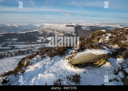 Abgebrochene Mühlstein auf Derwent Kante, Derbyshire, England. Blick auf Win Hill und der Hoffnung Tal. Stockfoto