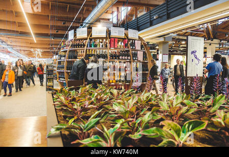 Anzeige regionale italienische Weine innen Fico Eataly Welt Stockfoto