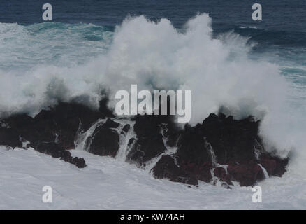 Felsigen Riff in Surfen, während stürmisches Wetter Stockfoto