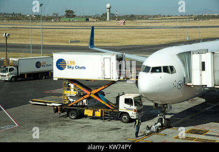 Catering Lieferung Lkw liefern eine passagierflugzeugen am Cape Town International Airport. Dezember 2017 Stockfoto