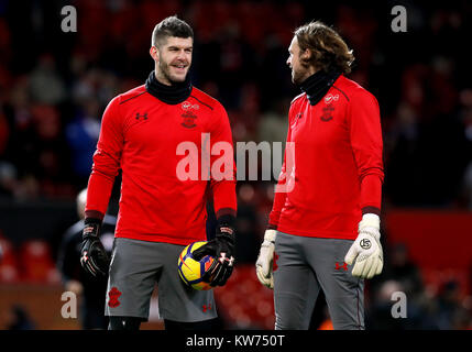 Southampton Torwart Fraser Forster (links) und Stuart Taylor in der pre-match aufwärmen, bevor die Premier League Spiel im Old Trafford, Manchester. Stockfoto