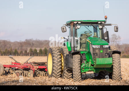 Große grüne John Deere Traktor sitzen in einem Maisfeld in East Hampton, New York Stockfoto