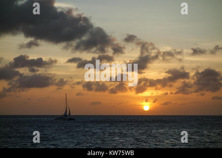 Schönen goldenen Sonnenuntergang in der Karibik Insel Aruba. Stockfoto