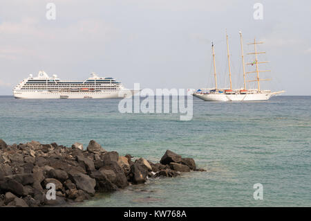 Star Clippers vier Dreimaster Barkentine und Ozeanien Kreuzfahrtschiff Sirena lagen Giardini Naxos, Sizilien, Europa Stockfoto