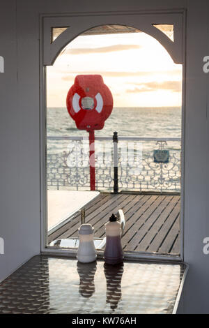 Salz und Essig warten, bis jemand mit Fisch und Chips auf den Brighton Pier Stockfoto