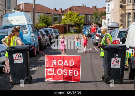 Eine Straße wird von Freiwilligen geschlossen als Kinder auf den Straßen spielen als Teil der "Bristol" heraus spielen. Stockfoto