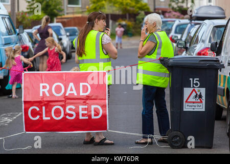 Eine Straße wird von Freiwilligen geschlossen als Kinder auf den Straßen spielen als Teil der "Bristol" heraus spielen. Stockfoto