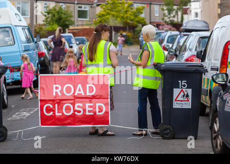 Eine Straße wird von Freiwilligen geschlossen als Kinder auf den Straßen spielen als Teil der "Bristol" heraus spielen. Stockfoto