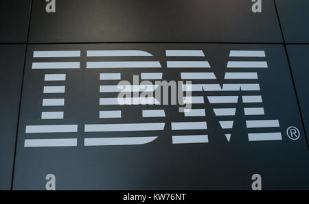 IBM-Logo. IBM ist ein US-amerikanisches multinationales Technologie- und Beratungsunternehmen. IBM verfügt weltweit über 12 Forschungslabors. Stockfoto