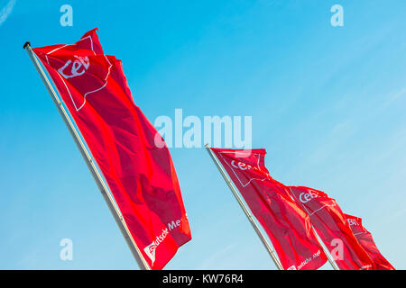 CeBIT-Logo auf Fahnen vor blauem Himmel. Die Cebit ist die größte Fachmesse für Informationstechnologie der Welt. Stockfoto