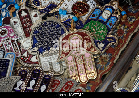 Stapel von Hand von Miriam oder Hamsa Amulette aus dem bösen Auge in einem Souvenirshop in der Altstadt von Jerusalem. Israel Stockfoto